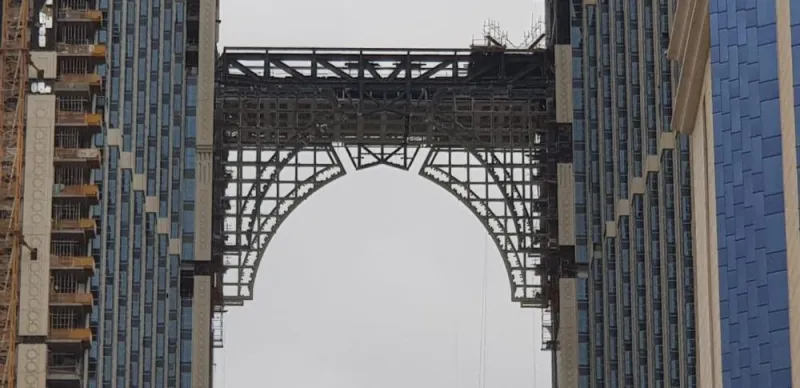 انتهاء تركيب أعلى مصلى معلق في العالم بمكة المكرمة