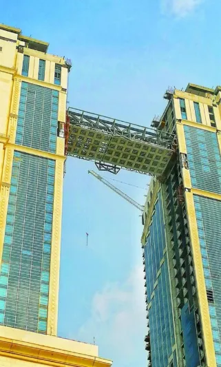 انتهاء تركيب أعلى مصلى معلق في العالم بمكة المكرمة