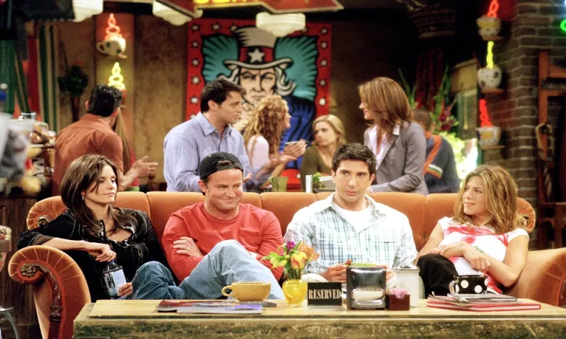 أبطال «Friends» يلمحون لعودة محتملة.. هل النقود السبب؟