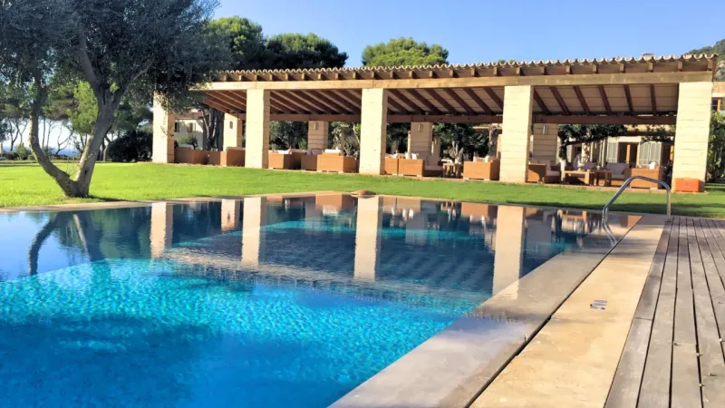 هل ترغب في دليل لأفخم الفنادق والمنتجعات حول العالم؟ .. إليك ما تبحث عنه