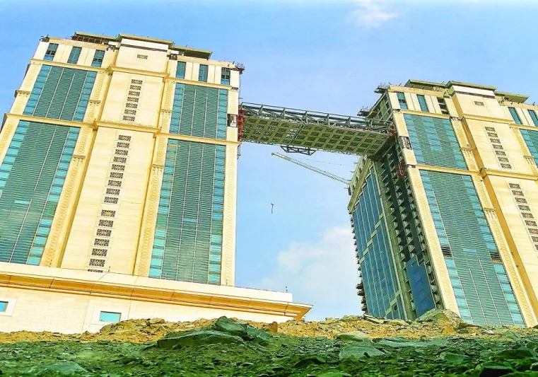 على ارتفاع 165 مترا.. كيف شيدت المملكة أعلى مصلى معلق في العالم؟