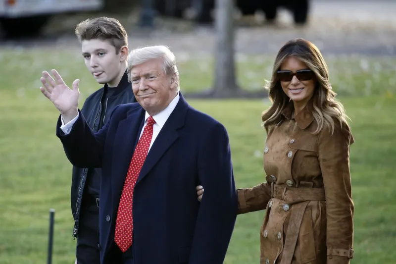 أصغر أبناء «ترامب» يثير ضجة بعد ظهوره إلى جانب والده «صور»
