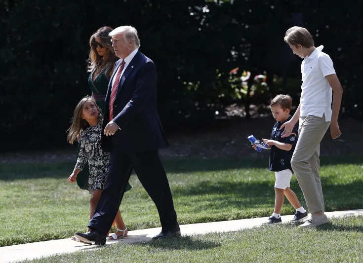 أصغر أبناء «ترامب» يثير ضجة بعد ظهوره إلى جانب والده «صور»