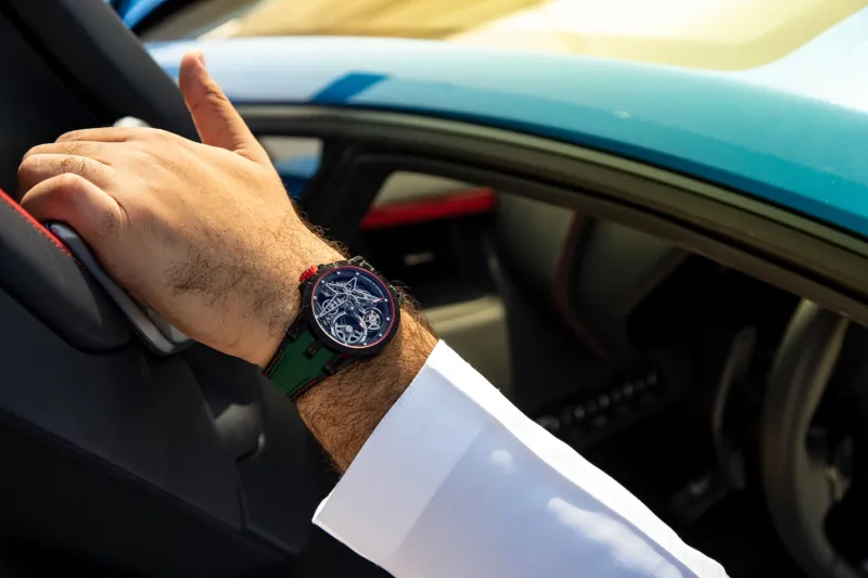 «روجيه دوبوي» تحتفل بالعيد الوطني لدولة الإمارات العربية المتحدة مع إصدار محدود من ساعة «اكسكاليبور»