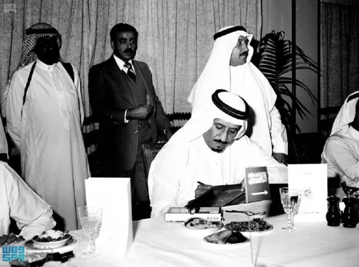 في ذكرى البيعة الخامسة.. شهادات وجوائز في رحلة الملك سلمان التعليمية «إنفوجراف»