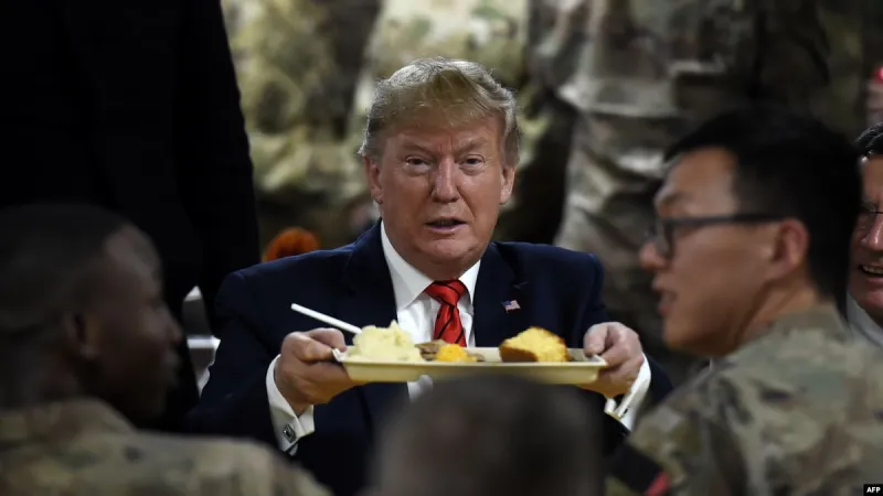  ترامب يقدم وجبات الطعام للجنود الأمريكيين في أفغانستان «فيديو»