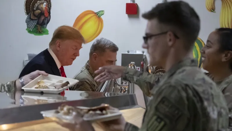  ترامب يقدم وجبات الطعام للجنود الأمريكيين في أفغانستان «فيديو»
