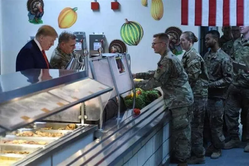  ترامب يقدم وجبات الطعام للجنود الأمريكيين في أفغانستان «فيديو»