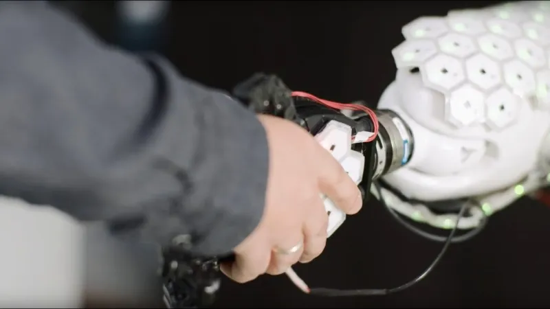 ثورة في عالم التكنولوجيا.. جلد صناعي يمنح للروبوتات الشعور باللمس (فيديو)