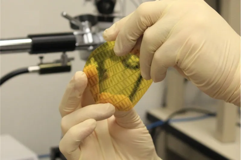 ثورة في عالم التكنولوجيا.. جلد صناعي يمنح للروبوتات الشعور باللمس (فيديو)