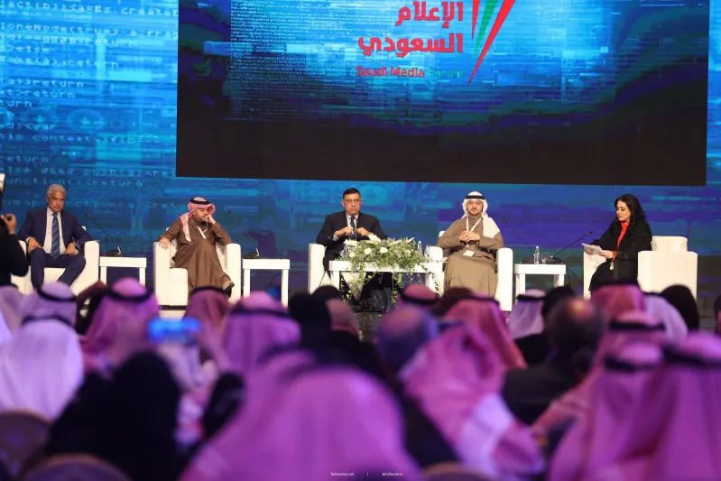 الحارثي يخط رسالة ترحيب بالضيوف.. ماذا قال الإعلاميون العرب عن منتدى الإعلام السعودي؟ (فيديو)