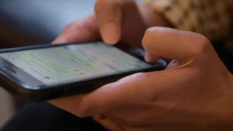 خبراء التكنولوجيا يحذرون مجددا.. «واتساب الذهبي» ينتهك خصوصيتك !