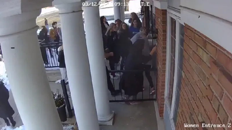 «أسرعوا إلى داخل المسجد».. كيف ساعدت طالبة مسلمة زملاءها الأمريكيين أثناء حادث طعن؟