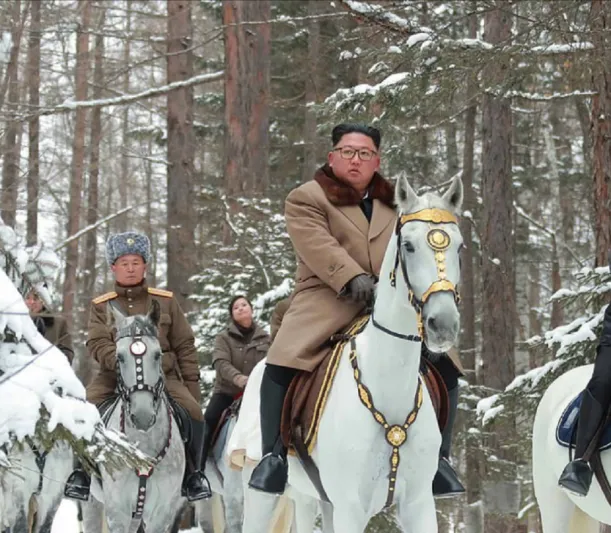 زعيم كوريا الشمالية ممتطيا جوادا مزينا بالذهب وسط غابة ثلجية.. ما السر؟ «صور»