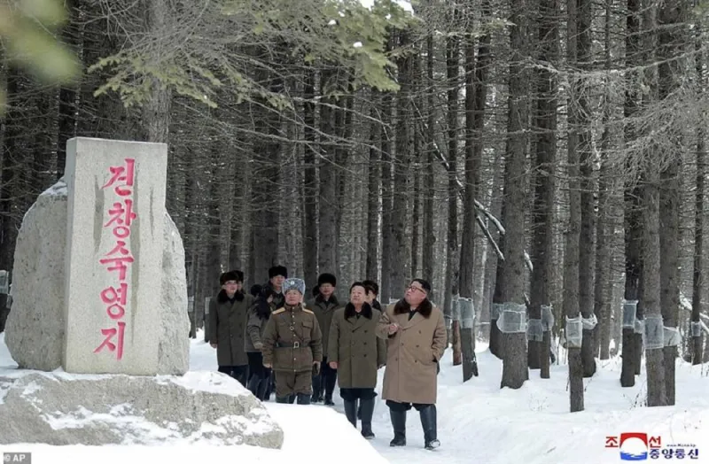 زعيم كوريا الشمالية ممتطيا جوادا مزينا بالذهب وسط غابة ثلجية.. ما السر؟ «صور»