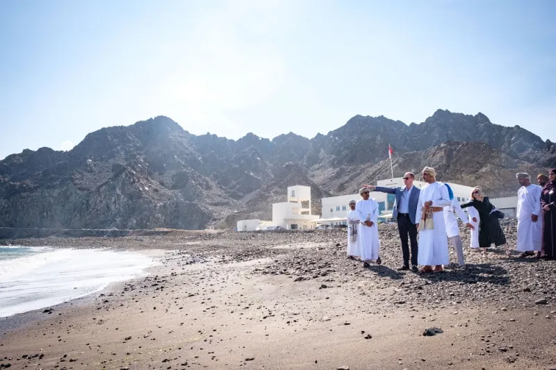 جالسًا على الأرض بدون حذاء.. الأمير ويليام بين الصيادين في زيارته لعمان «فيديو»