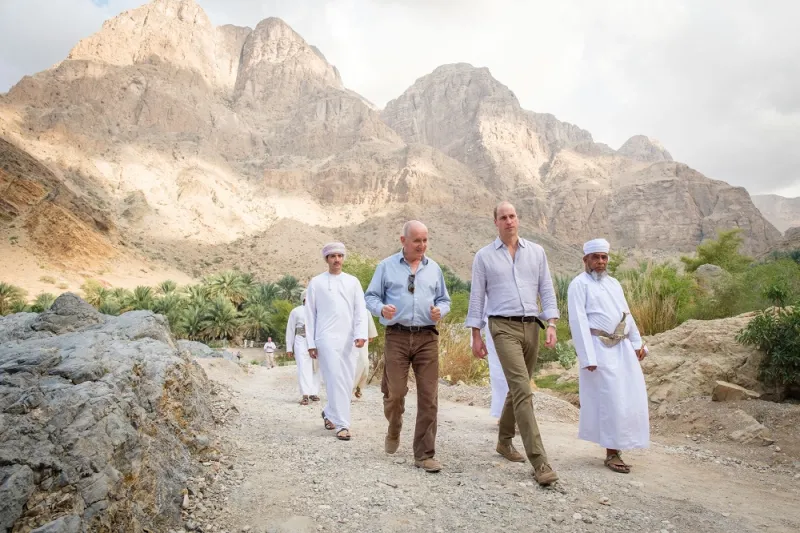 جالسًا على الأرض بدون حذاء.. الأمير ويليام بين الصيادين في زيارته لعمان «فيديو»