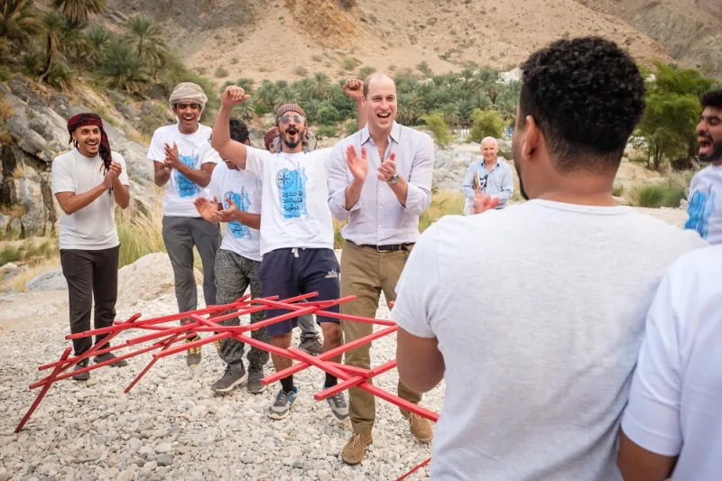 جالسًا على الأرض بدون حذاء.. الأمير ويليام بين الصيادين في زيارته لعمان «فيديو»