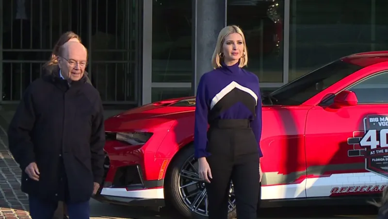 ماذا تفعل «إيفانكا ترامب» داخل حلبة سباق السيارات (فيديو)