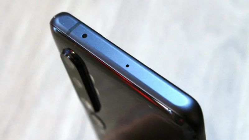 تصميم هاتف أبل الجديد بدون منفذ للشحن 