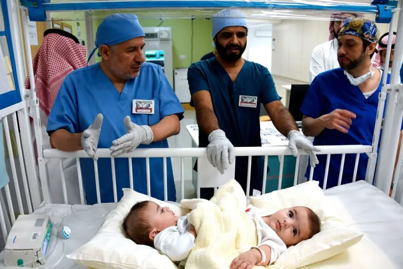 ساهم في إعادة الحياة لـ96 شخصا.. ماذا تعرف عن جراح «فصل التوائم» السعودي؟ «فيديو»