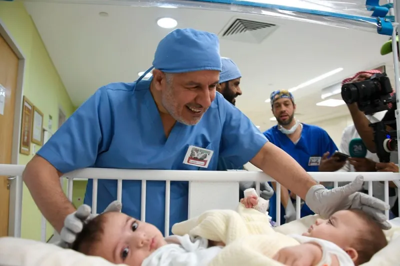 ساهم في إعادة الحياة لـ96 شخصا.. ماذا تعرف عن جراح «فصل التوائم» السعودي؟ «فيديو»