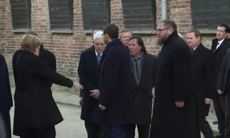 أنجيلا ميركل تفقد توازنها مجددا.. ماذا عن وضعها الصحي؟ «فيديو»