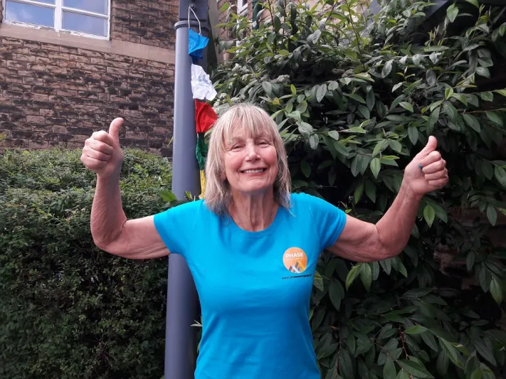 جارة خلفها عربة.. سبعينية تتحدى الزمن لخوض رحلة من إنجلترا إلى نيبال «عدوا» (فيديو)