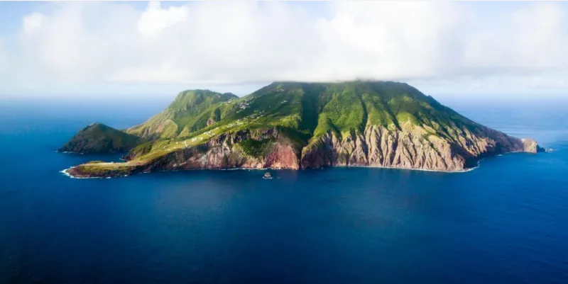 أكثر الجزر رعباً في العالم .. براكين وثعابين وأسماك القرش تنتظر الزائرين