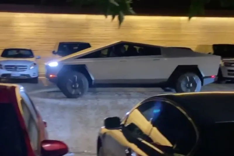 إيلون ماسك و«Cybertruck» يصنعان الحدث مجددا أمام مطعم.. ماذا حدث؟ «فيديو»