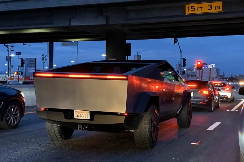 إيلون ماسك و«Cybertruck» يصنعان الحدث مجددا أمام مطعم.. ماذا حدث؟ «فيديو»