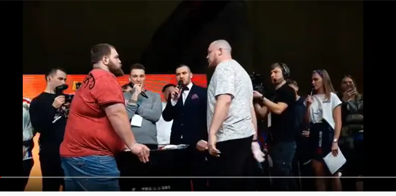 أذاق الكثيرين ويلات كفه.. هزيمة ساحقة لبطل العالم في تبادل الصفعات (فيديو)