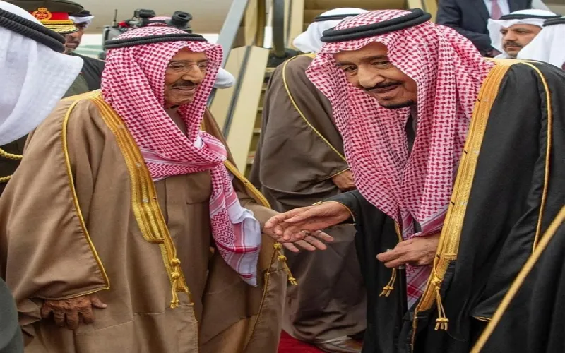 أخلاق الملوك.. لقطة عفوية بين خادم الحرمين الشريفين وأمير الكويت (فيديو)