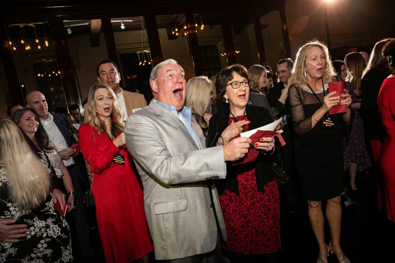 شركة تفاجئ موظفيها بمكافأة 10 ملايين دولار.. ماذا كان رد فعلهم؟! «فيديو»