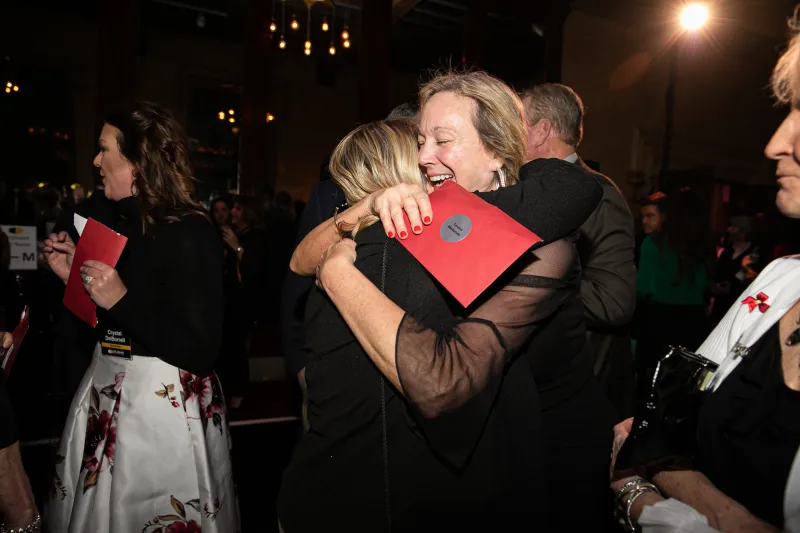 شركة تفاجئ موظفيها بمكافأة 10 ملايين دولار.. ماذا كان رد فعلهم؟! «فيديو»