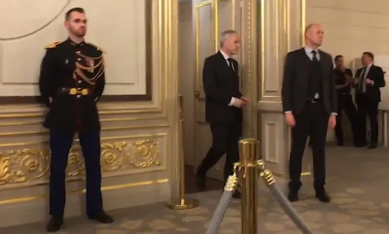 بوتين يذهب إلى المرحاض برفقة ستة من حراسه الشخصيين! «فيديو»