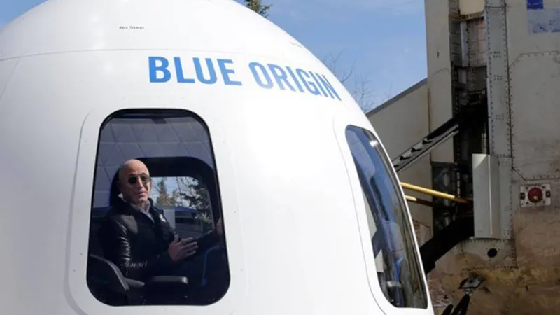  «جيف بيزوس» يستعد لإطلاق رحلة تجريبية سياحية إلى الفضاء (فيديو)