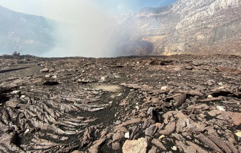 وسط الحمم البركانية.. فيديو مرعب لمغامر سعودي.. شاهد ماذا حدث؟