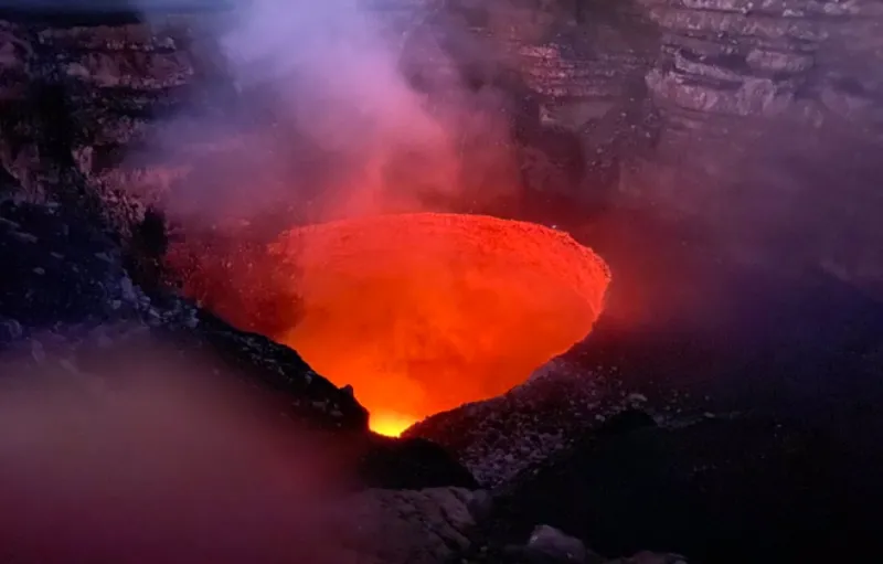 وسط الحمم البركانية.. فيديو مرعب لمغامر سعودي.. شاهد ماذا حدث؟