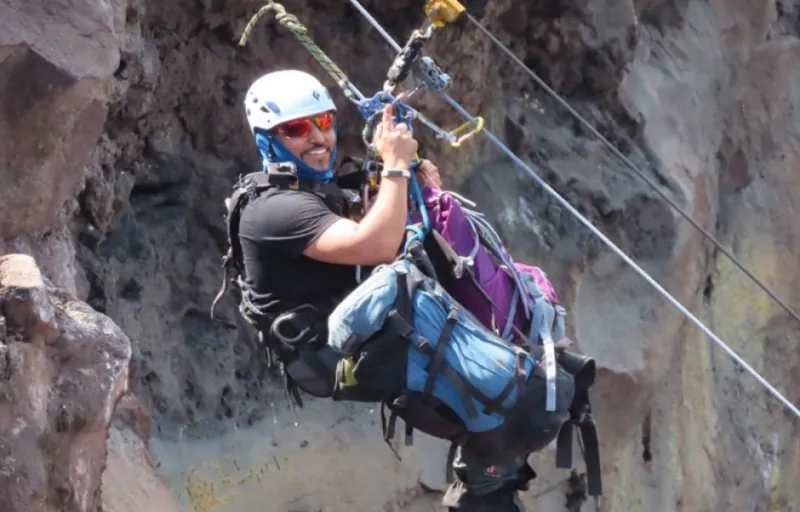 وسط الحمم البركانية.. فيديو مرعب لمغامر سعودي.. شاهد ماذا حدث؟