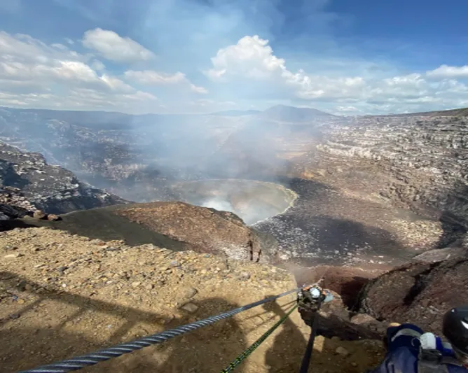 وسط الحمم البركانية.. فيديو مرعب لمغامر سعودي.. شاهد ماذا حدث؟