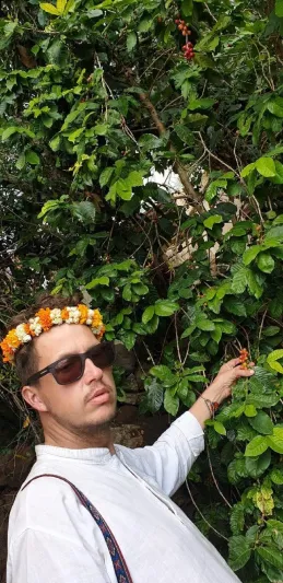 أبهرته طبيعتها النادرة.. جولة سائح سويسري بين جبال «فيفاء» الساحرة «فيديو»