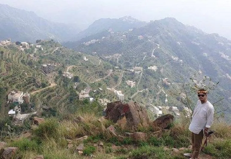 أبهرته طبيعتها النادرة.. جولة سائح سويسري بين جبال «فيفاء» الساحرة «فيديو»