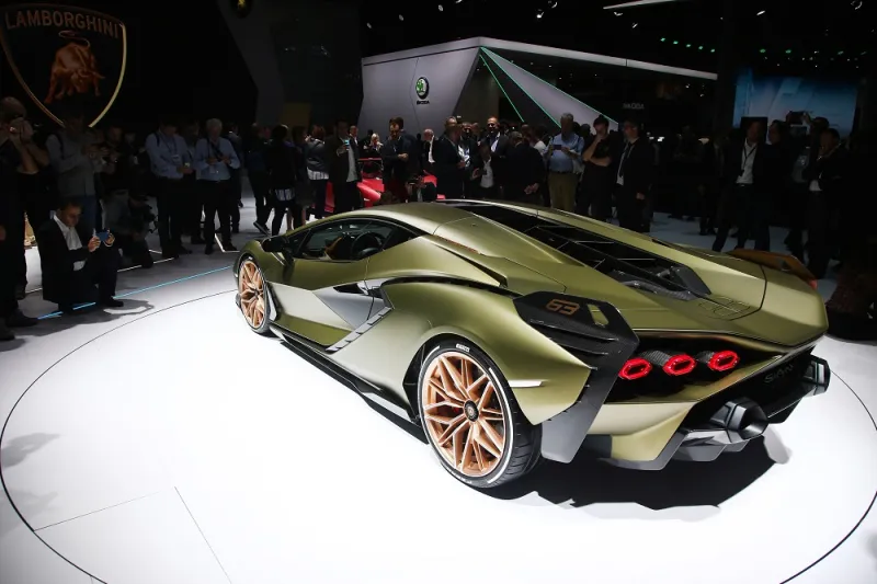 أول مجموعة هايبرد بقدرة 800 حصان و 63 سيارة لامبورغيني "سيان" بسعر 4 ملايين دولار.. بيعت بالكامل 