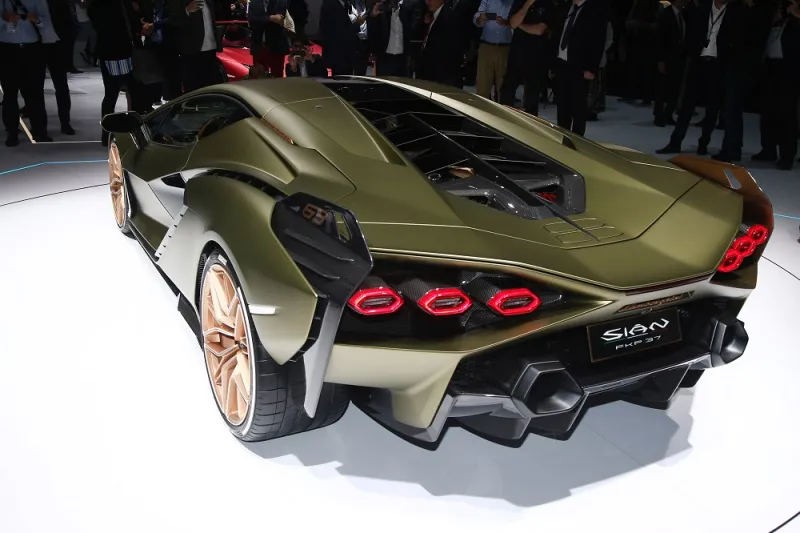 أول مجموعة هايبرد بقدرة 800 حصان و 63 سيارة لامبورغيني "سيان" بسعر 4 ملايين دولار.. بيعت بالكامل 