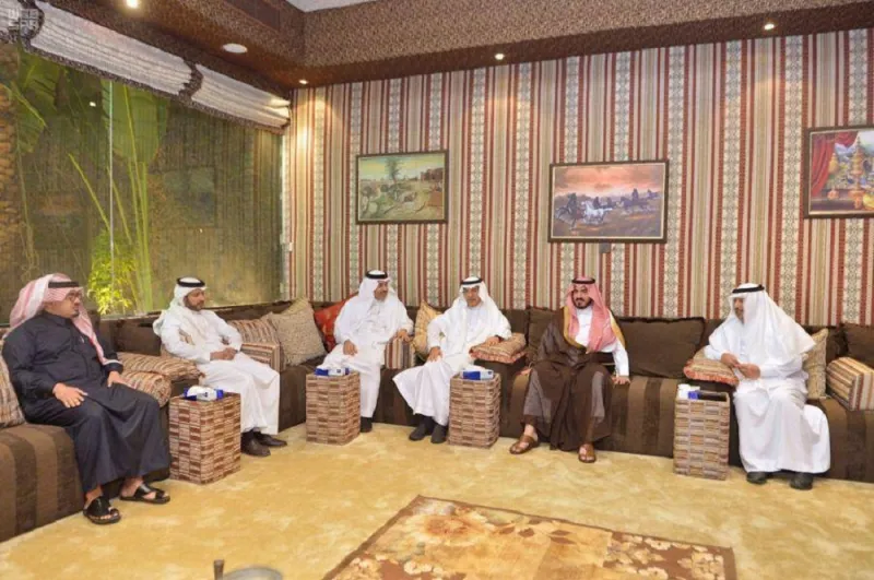 نائب أمير منطقة مكة المكرمة يقدم تعازيه لأسرة الحارثي في وفاة والدهم