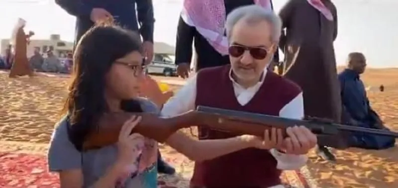 الوليد بن طلال برفقة حفيداته الخمسة في رحلة برية بالصحراء «فيديو»