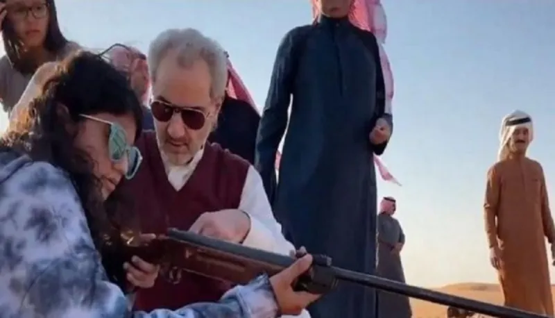 الوليد بن طلال برفقة حفيداته الخمسة في رحلة برية بالصحراء «فيديو»