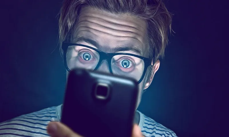 هل أنت مدمن هاتفك الذكي؟ إليك الأعراض الرئيسية هل أنت مدمن هاتفك الذكي؟ إليك الأعراض الرئيسية