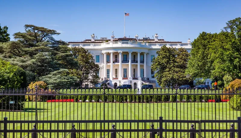 «ارتداء الجينز والبروكلي» من قائمة المحظورات في البيت الأبيض.. تعرف على السبب!